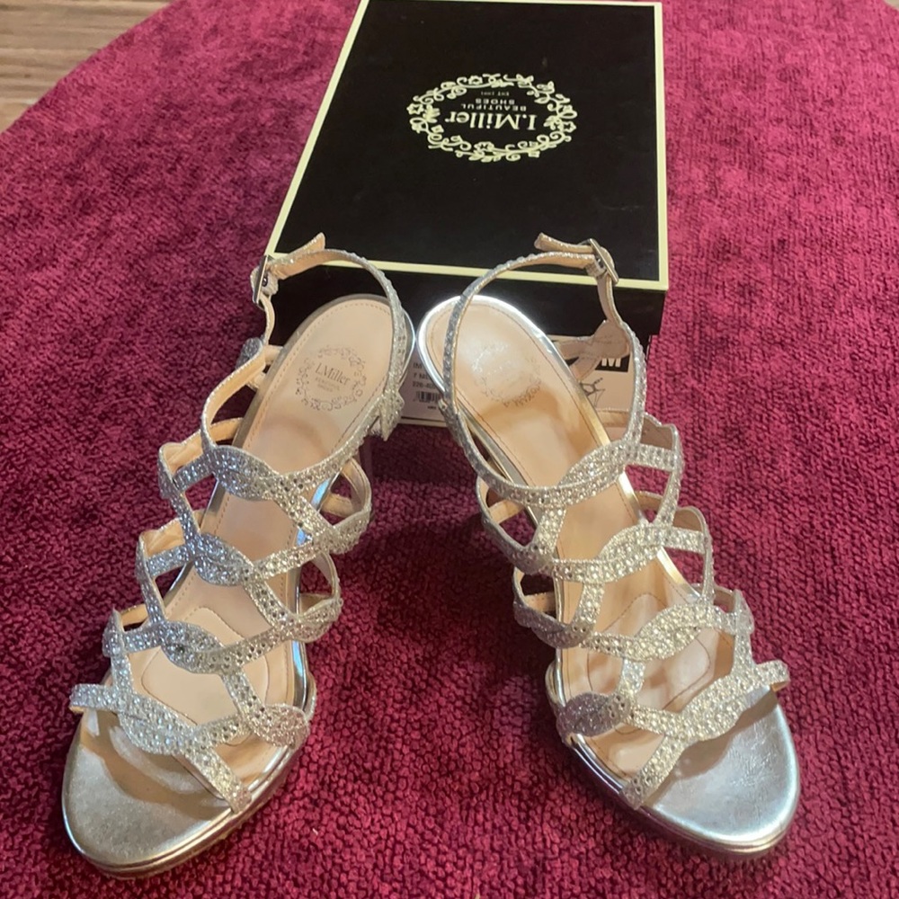 Gorgeous I.Miller Beautiful Shoes size 7M. Silver bling accents